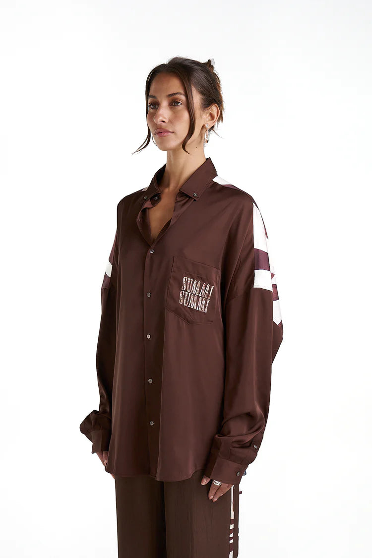The LS Oversized Shirt in a rich brown hue features a placement print of the hand-painted NAUTILUS on the back panelling and custom Summi Summi branded front pocket. Crafted from 100% Linen this shirt offers a structured yet relaxed and oversized fit with cuffed sleeves.