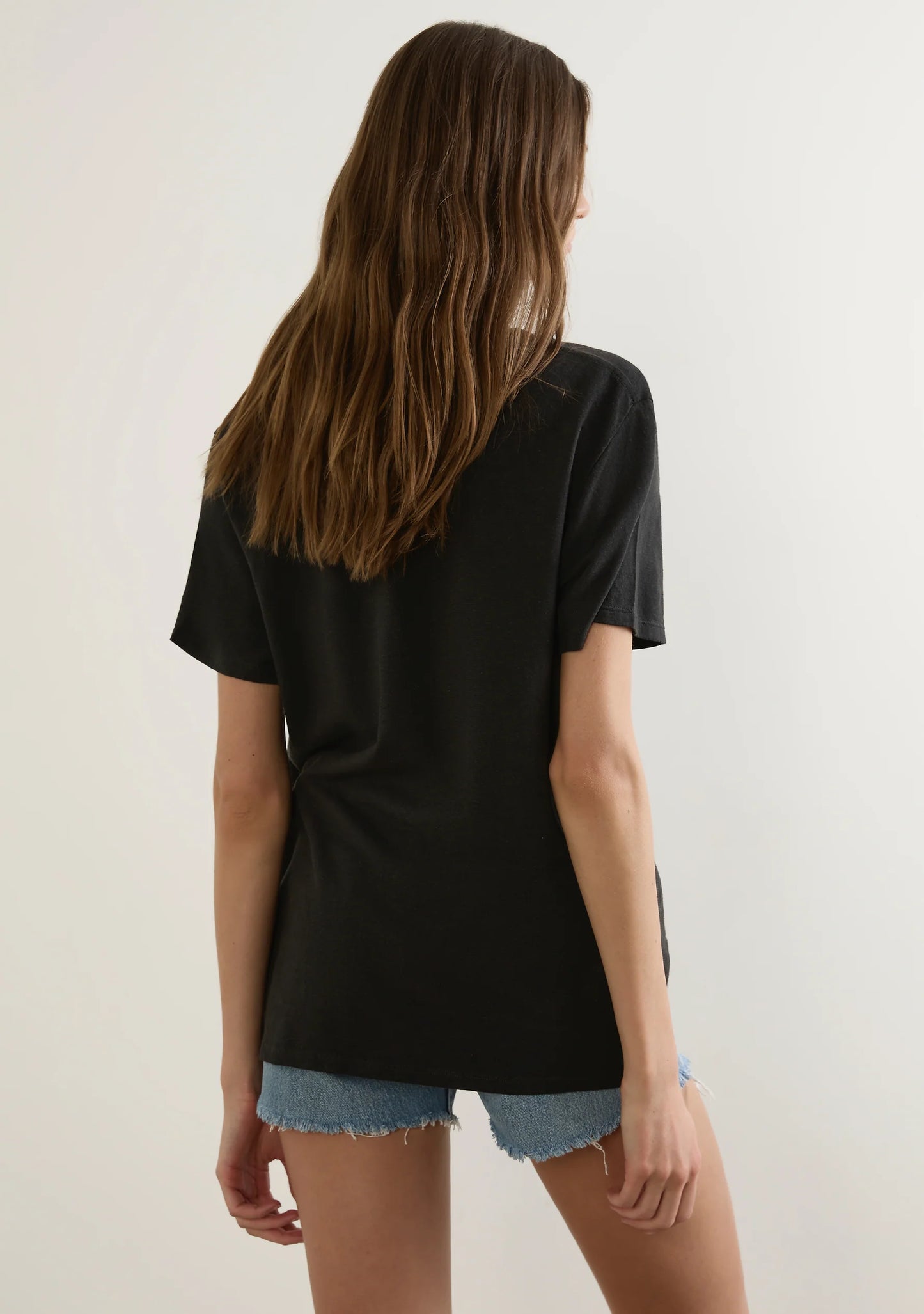 The Heart Classic Tee in black is a best-selling favourite inspired by the French word “Coeur,” meaning “Heart.” Crafted from a sustainable blend of organic cotton and hemp, this versatile summer staple is soft, easy to wear — it’s your denim’s new best friend.
Our studio model Kasia is 182cm / 5'11.5” and wears a Size S. 
