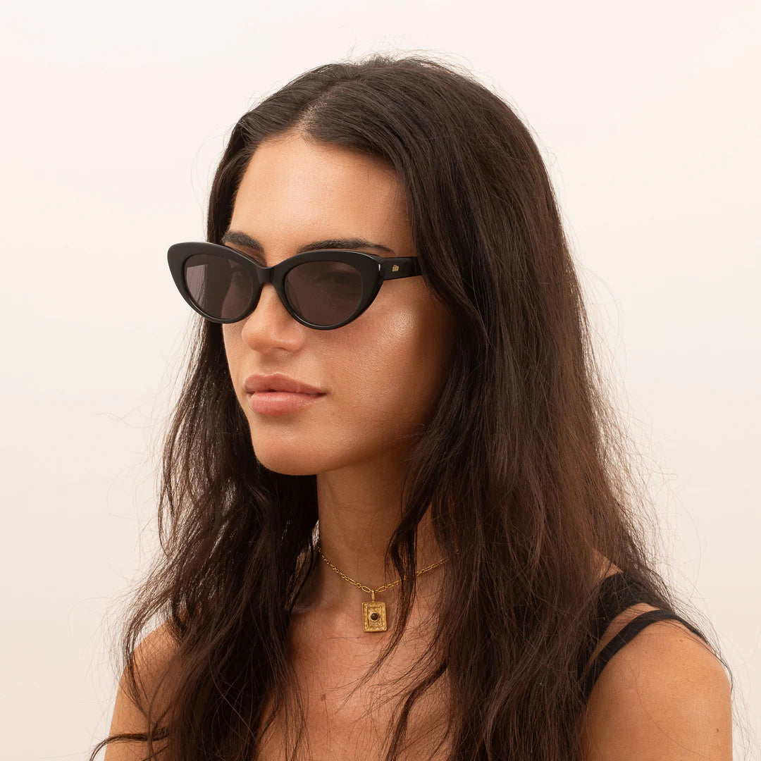 Siena, your ultimate go-to cat eye frames for any occasion. Radiating femininity, the oval cat-eye design is a timeless classic, paying homage to the elegance of yesteryears while remaining exceptionally current.
Siena adapts to a variety of facial contours making them the perfect choice for smaller-sized square, oblong, heart, diamond, and, of course, oval face shapes.