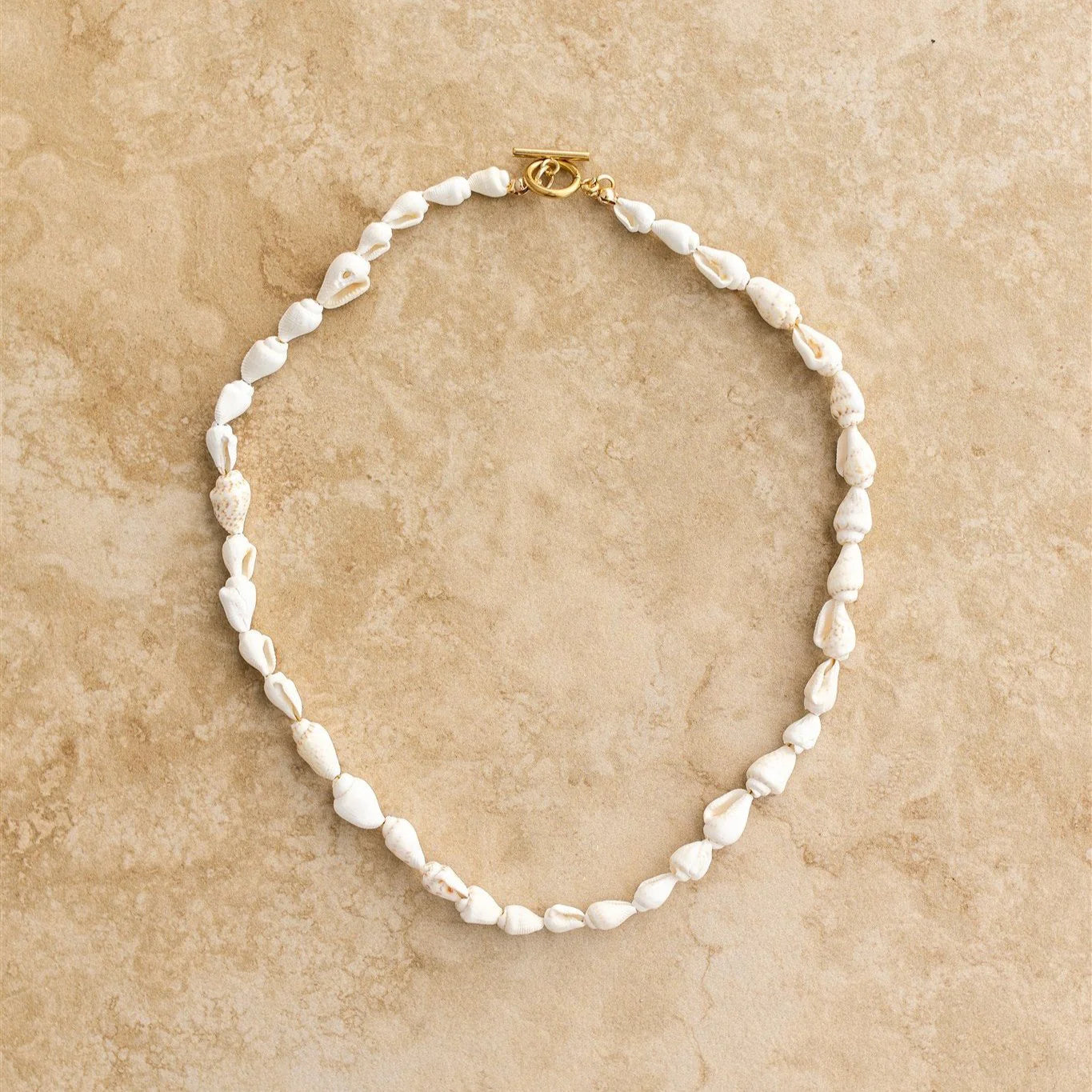 Add a touch of boho to your outfit with SHELLY, a seashell necklace that will transport you to the beach.
18Kt Gold Plated/Seashells
Lead,Nickel & Tarnish Free
Hypoallergenic
45cm in Length