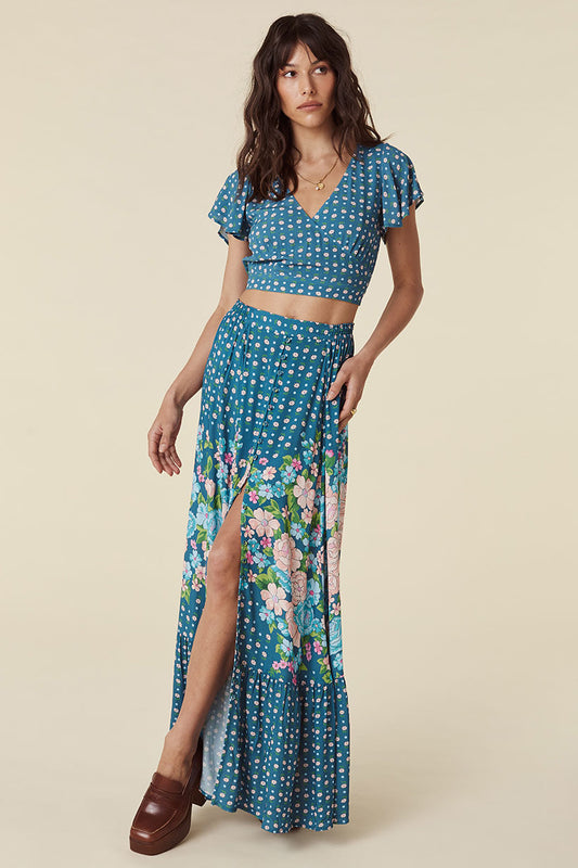 Striking and wanderlust, the Yellow Rose Maxi Skirt in Cornflower blue is for the bohemian hearts.This skirt features a flat front waistband and comfortable elasticated back, a button down front and gathered tiered hem for a little movement and drama.