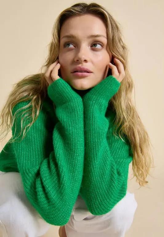 Add a pop of colour to your wardrobe with the Olivia Cardigan by Little Lies. Crafted in a vibrant fresh green hue, this timeless knit is designed with a slightly oversized fit for effortless layering and all-day comfort. Featuring a button-front closure with delicate shell buttons, it brings a touch of natural elegance to a classic silhouette.
