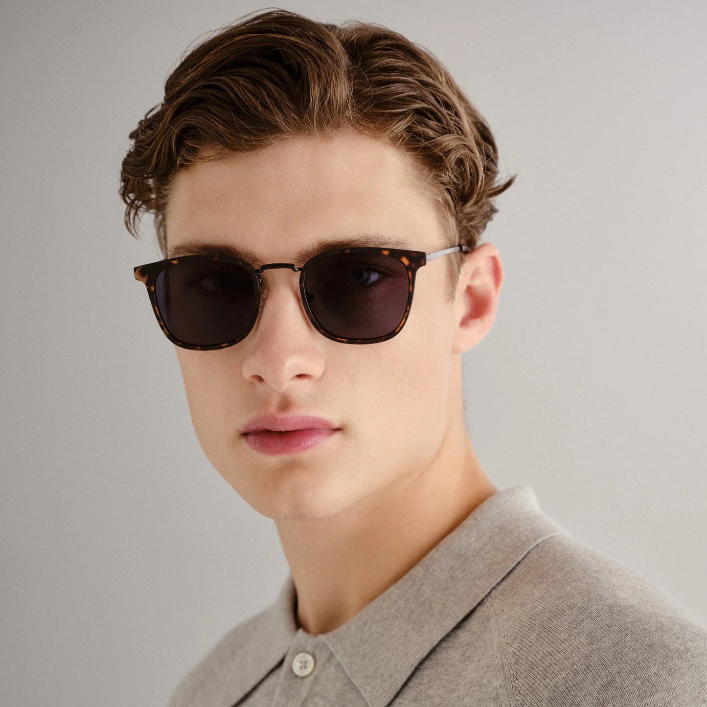 RACKETEER | MATTE TORT - Defined by its bespoke metal encased construction, this fine-framed silhouette features a masculine edge with its matte texture frame. Fitted with spring hinges and adjustable nose pads for a tailored fit.
• Finished in a masculine matte dark tort with tonal dark lenses.
• Made using BPA free polymer plastic which is lightweight, durable and impact resistant.
• Fitted with shatterproof and scratch resistant polycarbonate lenses.
