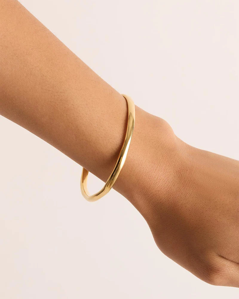 Honour love in all its earthly and heavenly forms with our Lover Bangle. Inspired by the organic shape of the feminine form, this minimalistic high polished bangle is designed to be layered with other by charlotte pieces and sparkle on its own.