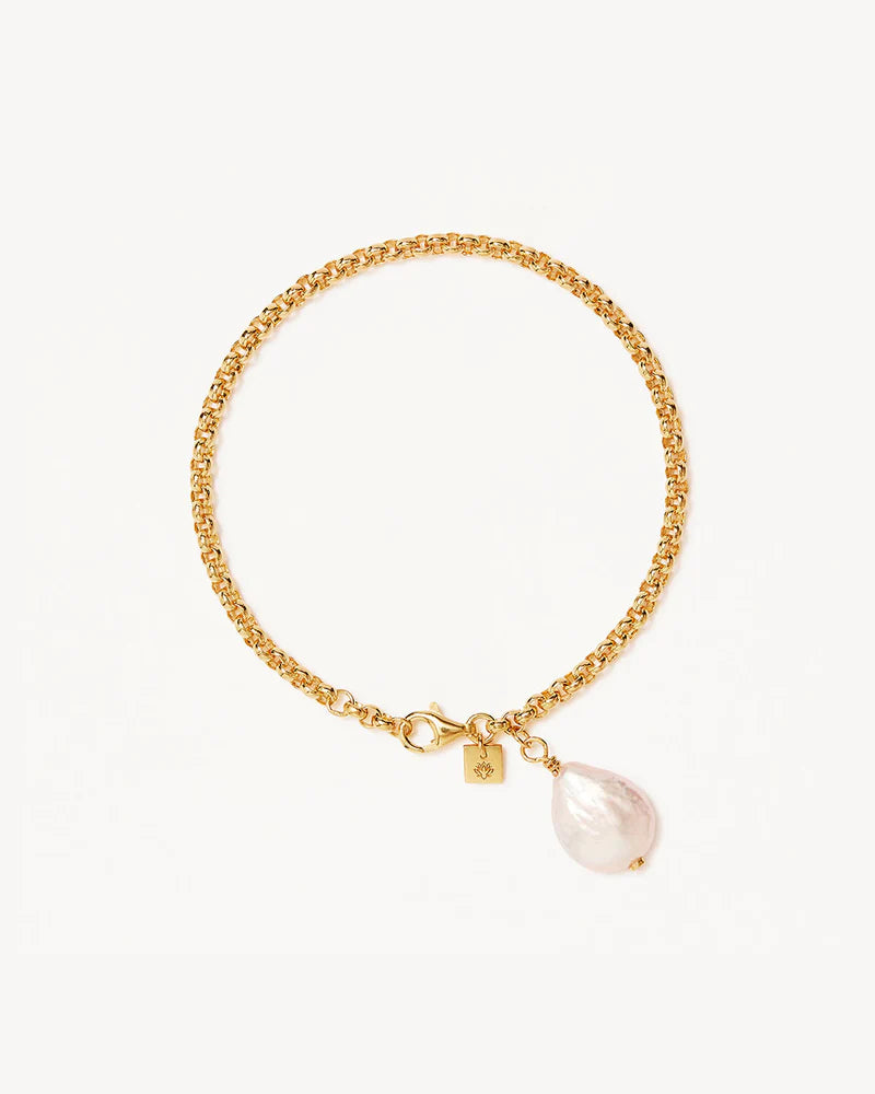 Connect with your inner peace when you wear our Embrace Stillness Pearl Bracelet. This elegant belcher chain bracelet features a natural baroque coin pearl, bringing you tranquillity so you can embrace harmony within. Each piece will be completely unique as our natural freshwater pearls hold infinite variations in shape and lustre.