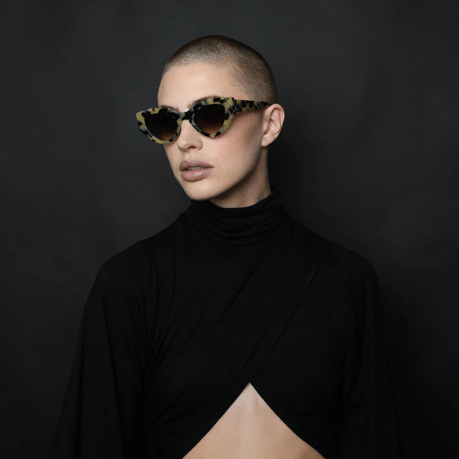 With a timeless and chic look, the Bones is a mid-size sunglasses frame with clean lines and a bevelled brow that is available in an array of colours. Featuring branded metal temple caps and OBE fixed hinges for a premium, high-quality finish.