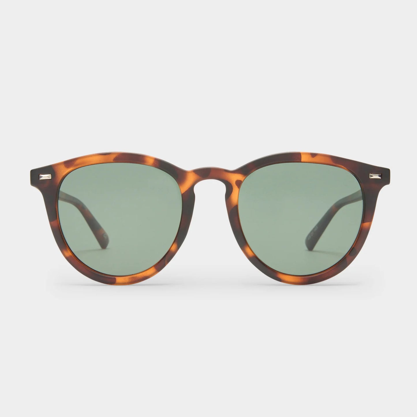 FIRE STARTER reimagines mid-century style with a contemporary edge. Defined by its round lenses and keyhole nose bridge, this mid-size classic is elevated with the iconic Le Specs flag stripe metal hardware, blending timeless design with modern sophistication.