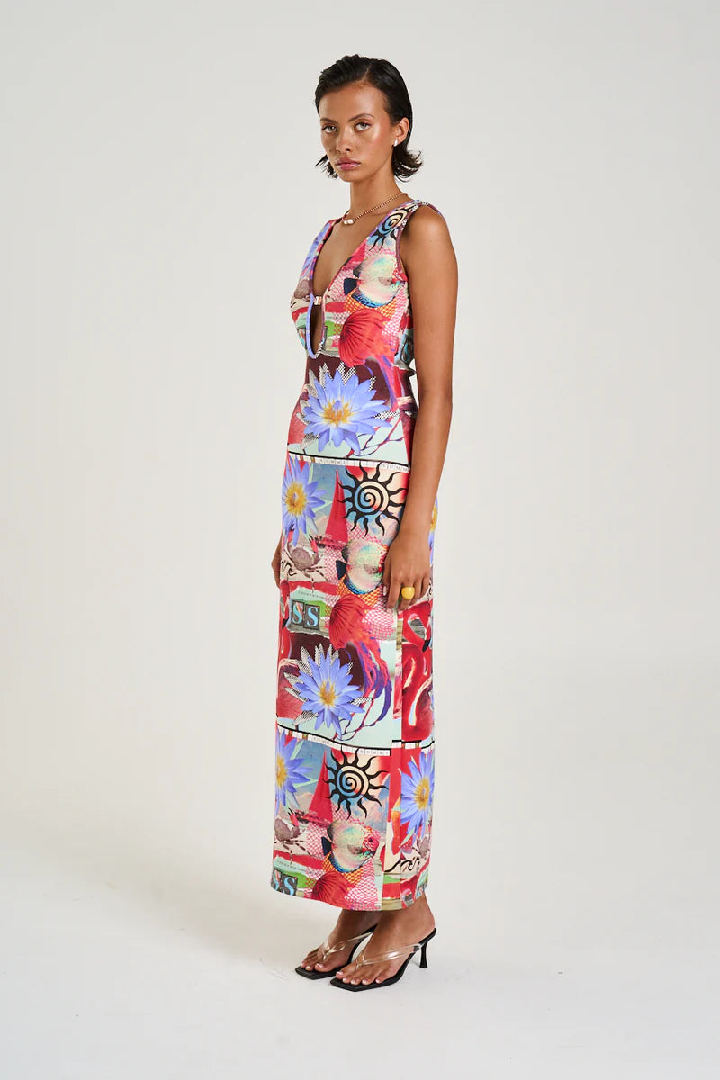 The Miami Maxi Dress in the distinctive Dazed print offers an elegant design with a deep v-neck and a keyhole detail secured by a clasp. Designed to flatter and highlight your figure, this dress accentuates the feminine form to achieve a flawless silhouette.