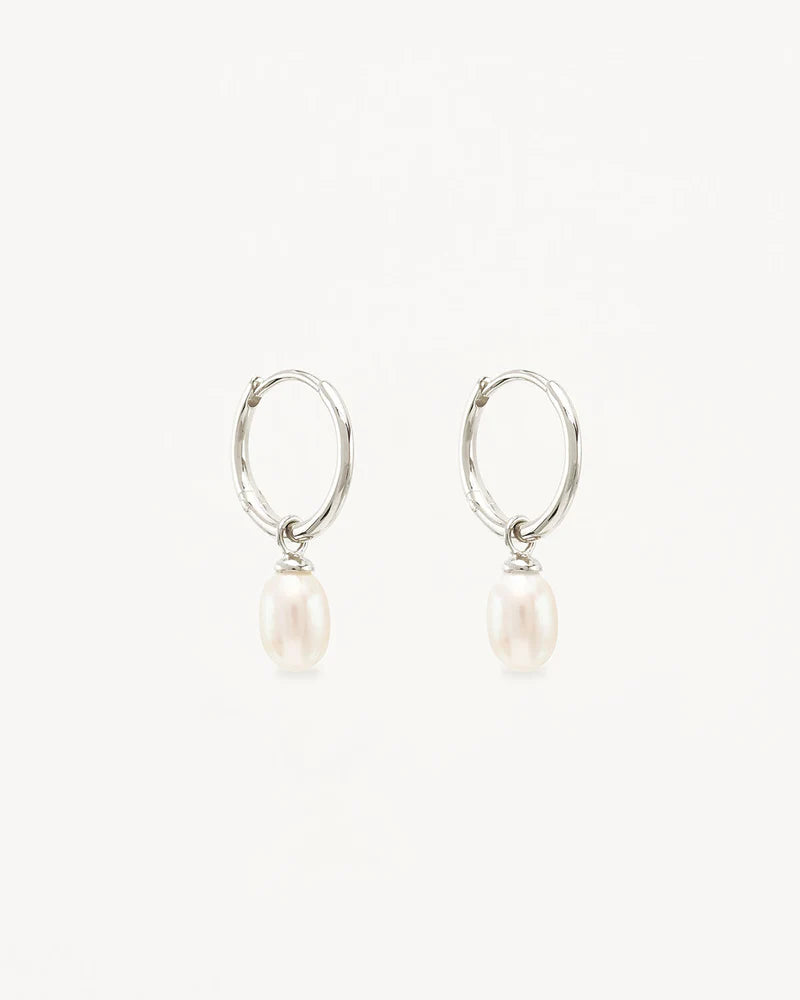 Find inner peace, balance and tranquillity with our Silver Live in Peace Hoops. This elevated take on the classic pearl earring is designed to inspire optimism and stillness, even amidst chaos.