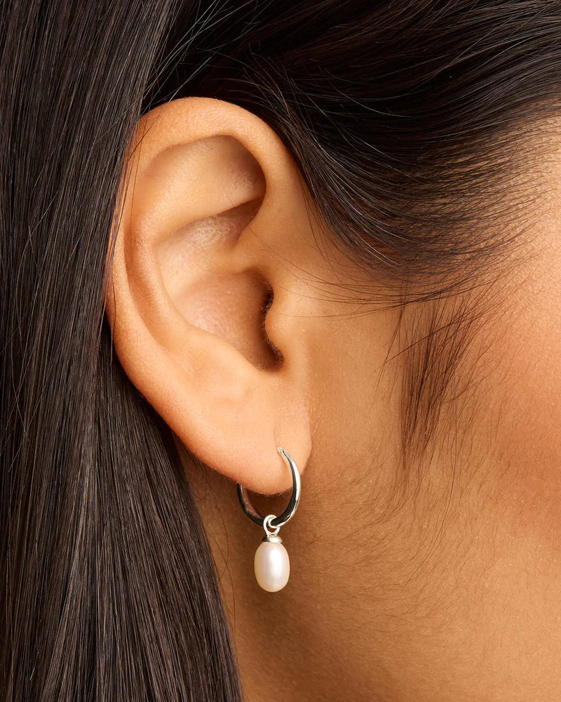 Find inner peace, balance and tranquillity with our Silver Live in Peace Hoops. This elevated take on the classic pearl earring is designed to inspire optimism and stillness, even amidst chaos.