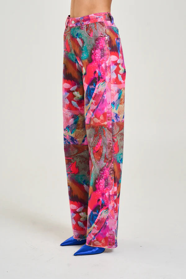 A classic Jean elevated by the vibrant Fish Tank print. Boasting a flattering straight leg fit that hugs your hips and waist, and a raw hemline, these jeans are not only stylish, but comfortable and versatile.