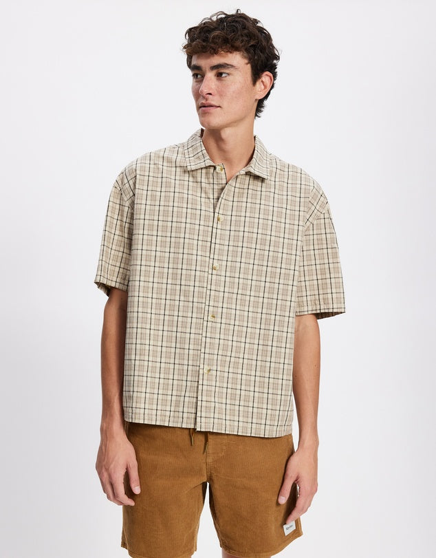 Easy, breathable, and timeless — the Longreach Relaxed SS Shirt is made for laid-back days under the sun. Featuring a classic plaid print in earthy tones, this short sleeve shirt brings a relaxed sophistication to your off-duty wardrobe.