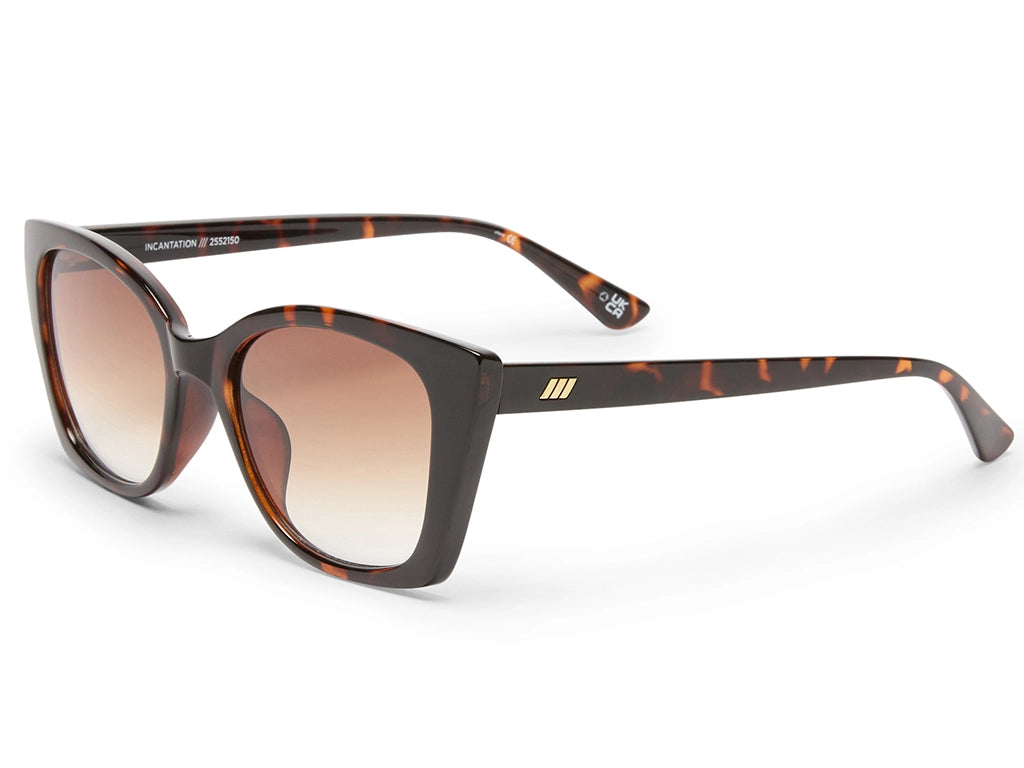 Le Specs Incantation Tortoise is all you need to up your style game like never before. Crafted for fashion-forward ladies, these cat eye Le Specs sunglasses are perfect for beach, brunch and everything in between. The high-quality acetate material ensures that these designer sunglasses stand the test of time and stay the same stylish pair of shades for years. The brand detailing in gold on the temples ensures its authenticity. At Feel Good Contacts, you can try on these shades virtually befor