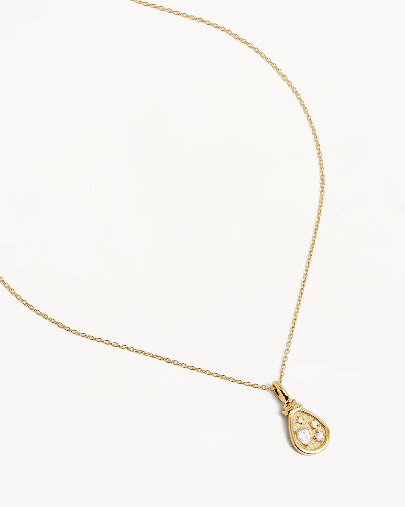 Our 18k Gold Vermeil Sunkissed Horizon Necklace is an ode to the sunkissed horizon and seemingly infinite sparkling sea-scape. Featuring round and pear cut sparkling crystals and set on our signature fine chain, this piece is designed to be cherished forever. 