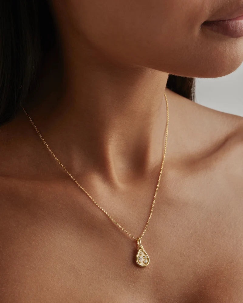 Our 18k Gold Vermeil Sunkissed Horizon Necklace is an ode to the sunkissed horizon and seemingly infinite sparkling sea-scape. Featuring round and pear cut sparkling crystals and set on our signature fine chain, this piece is designed to be cherished forever. 