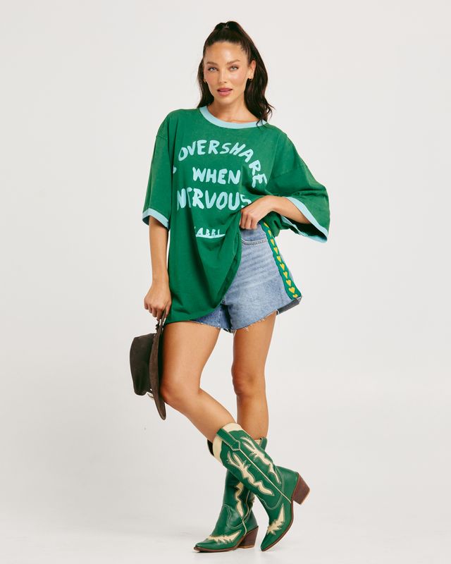 The Very Oversized Overshare Tee
Because honestly… who doesn't overshare when they're nervous? 😜
Meet The Very Oversized Overshare Tee - your new favourite conversation starter. Made from 100% cotton, this tee brings all the comfort and none of the chill. Featuring hand-drawn lettering and contrast trims, it's the perfect mix of bold, funny and yep, that's so me.
With it's relaxed oversized fit and soft vintage feel, this baby is made for coffee dates, confessions and saying way too much (as always).