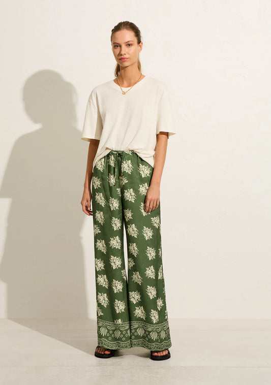 The Shyla Pant is crafted from viscose jacquard with a silky floral finish. In our green Mabel print with a contrast border print cuff, this style offers a high-rise fit, an elasticated waistband with a functional drawcord and a wide-leg design