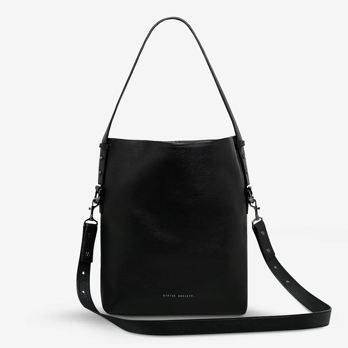 Ready And Willing brings an easy-going and irrepressible attitude to your everyday carry needs. With the flexibility to sling over your shoulder or body and a wide opening top with magnet closure, it's likely to become your new happy-go-lucky everyday bag.