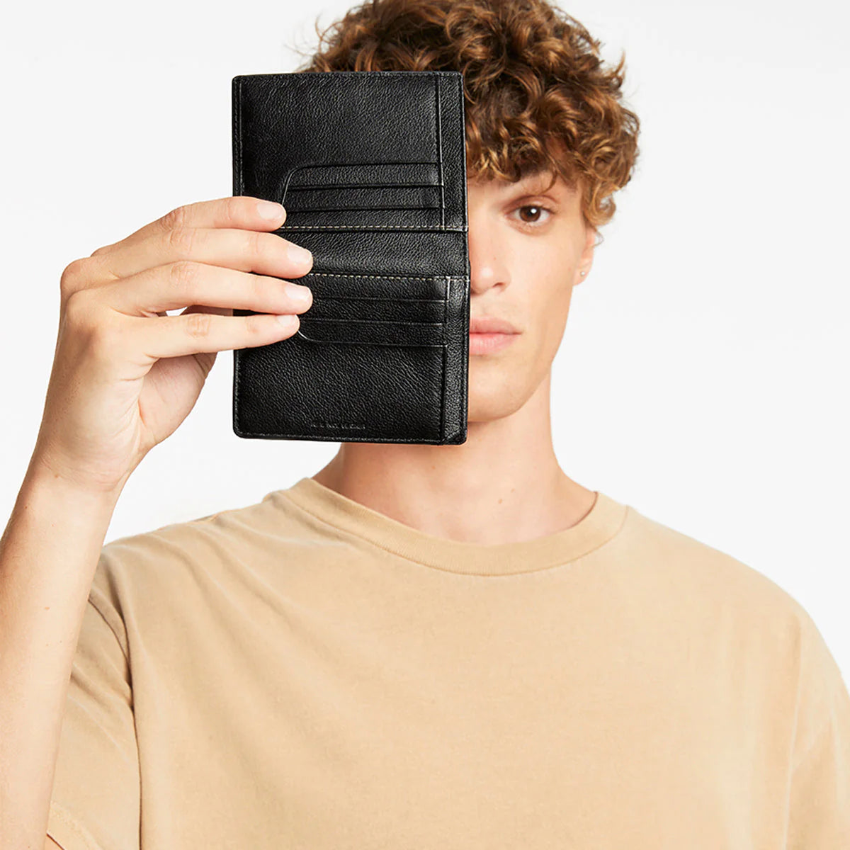 Nathaniel is the strong silent type. Made of premium Italian cowhide leather and packed with functionality, he's the perfect fit for the guy who needs more room.