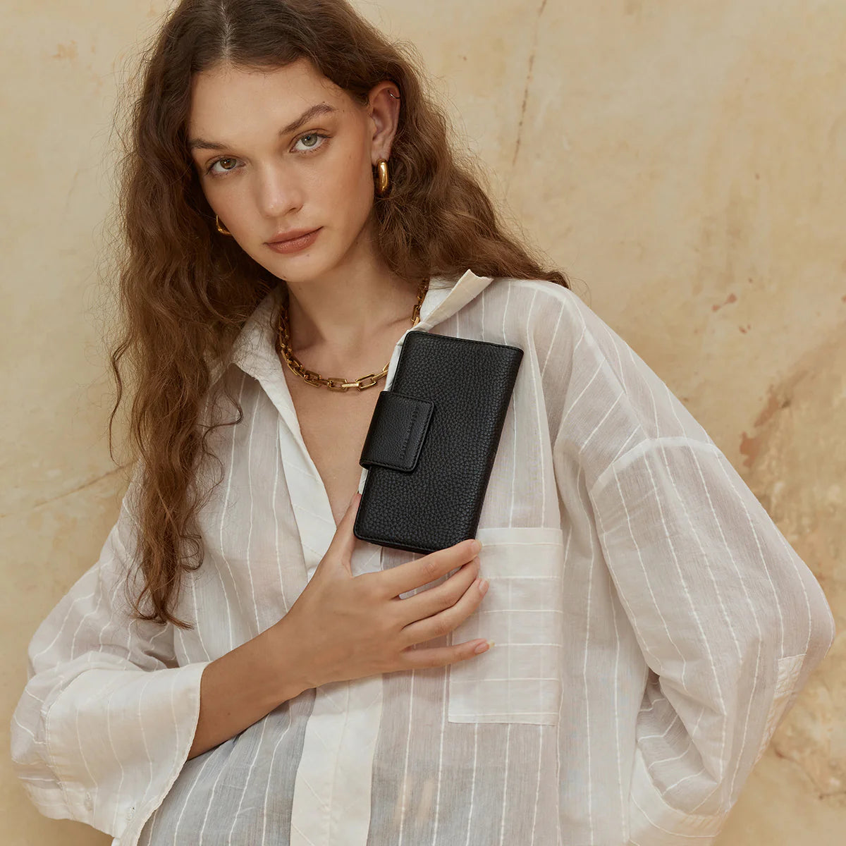 The slow and certain disintegration of what was, the Ruins wallet will handle all your essentials in its slim and compact silhouette. Comes with a large external zip pocket for easy access to loose change and a closure flap to keep everything securely stashed away.