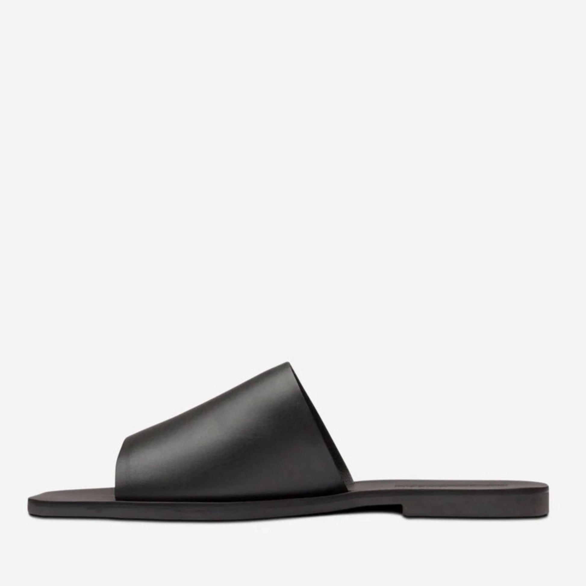 The everyday open-toe Mila slide gets a contemporary update with a new square sole. High quality matte leather provides a comfortable top strap and provides a high end finish to this minimalist shoe