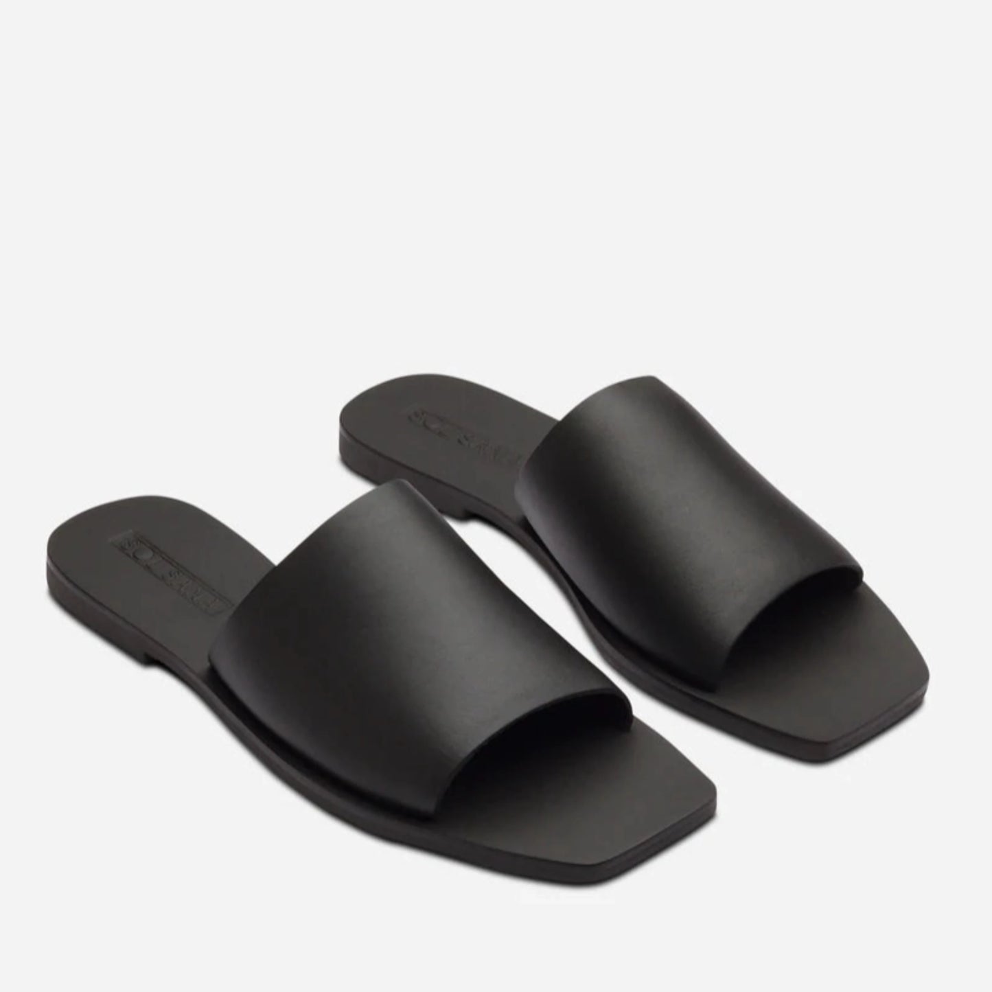 The everyday open-toe Mila slide gets a contemporary update with a new square sole. High quality matte leather provides a comfortable top strap and provides a high end finish to this minimalist shoe