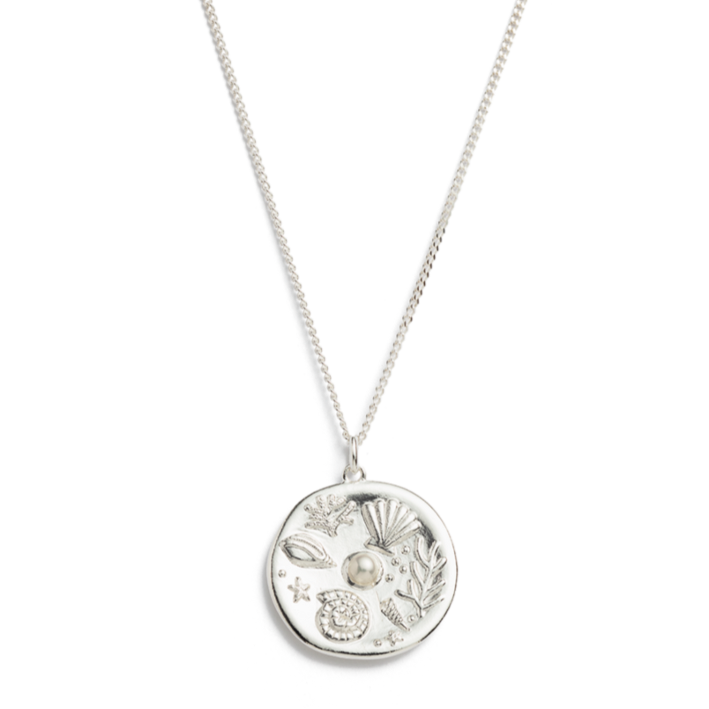 We've done the beachcombing for you, all you need to do is keep these tiny sea treasures close to your heart. Symbolising the story of beach collecting, this staple layering piece features a pearl centrepiece surrounded by shell detailing.