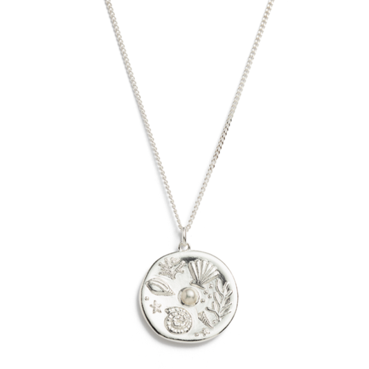 We've done the beachcombing for you, all you need to do is keep these tiny sea treasures close to your heart. Symbolising the story of beach collecting, this staple layering piece features a pearl centrepiece surrounded by shell detailing.