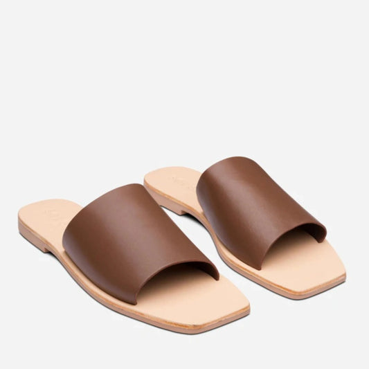 The everyday open-toe Mila slide gets a contemporary update with a new square sole. High quality matte leather provides a comfortable top strap and provides a high end finish to this minimalist shoe.