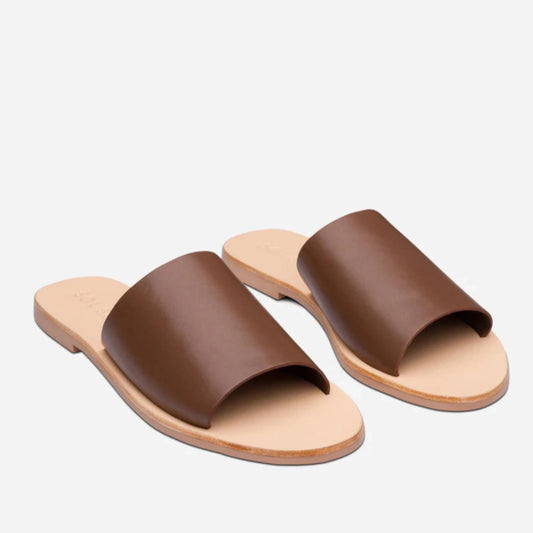 The everyday and best-selling open-toe Teresa slide gets a contemporary update with a classic colour palette and a soft leather finish. High quality leather hugs the top of the foot to create a comfortable top strap, providing a high end finish to this minimalist shoe.
