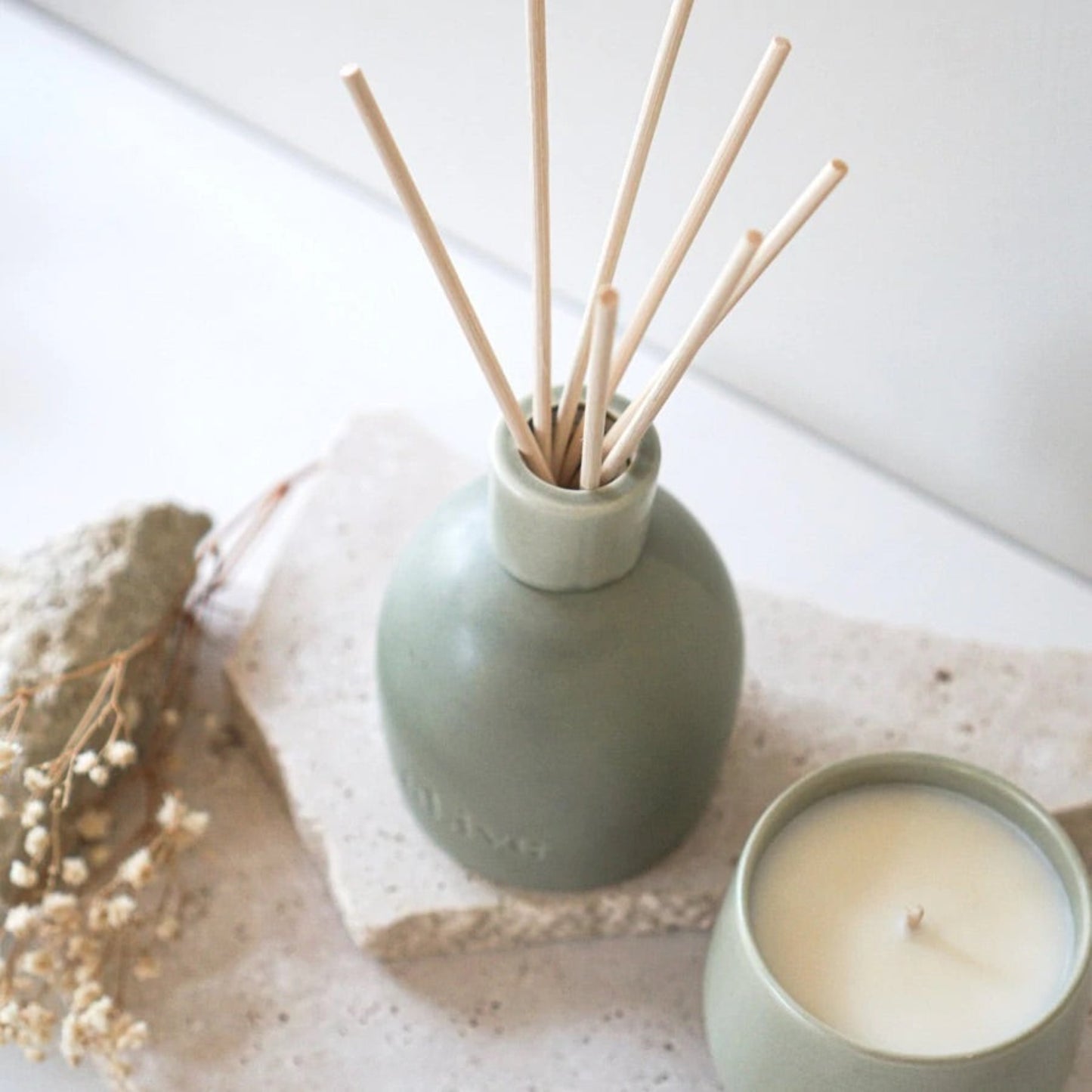 The Blackcurrant and Caribbean Wood Diffuser features warm green ceramic vessels, that enhance any decor or colour palette whilst scenting your home with the invigorating aroma of juicy fruits with natural moss and wood.