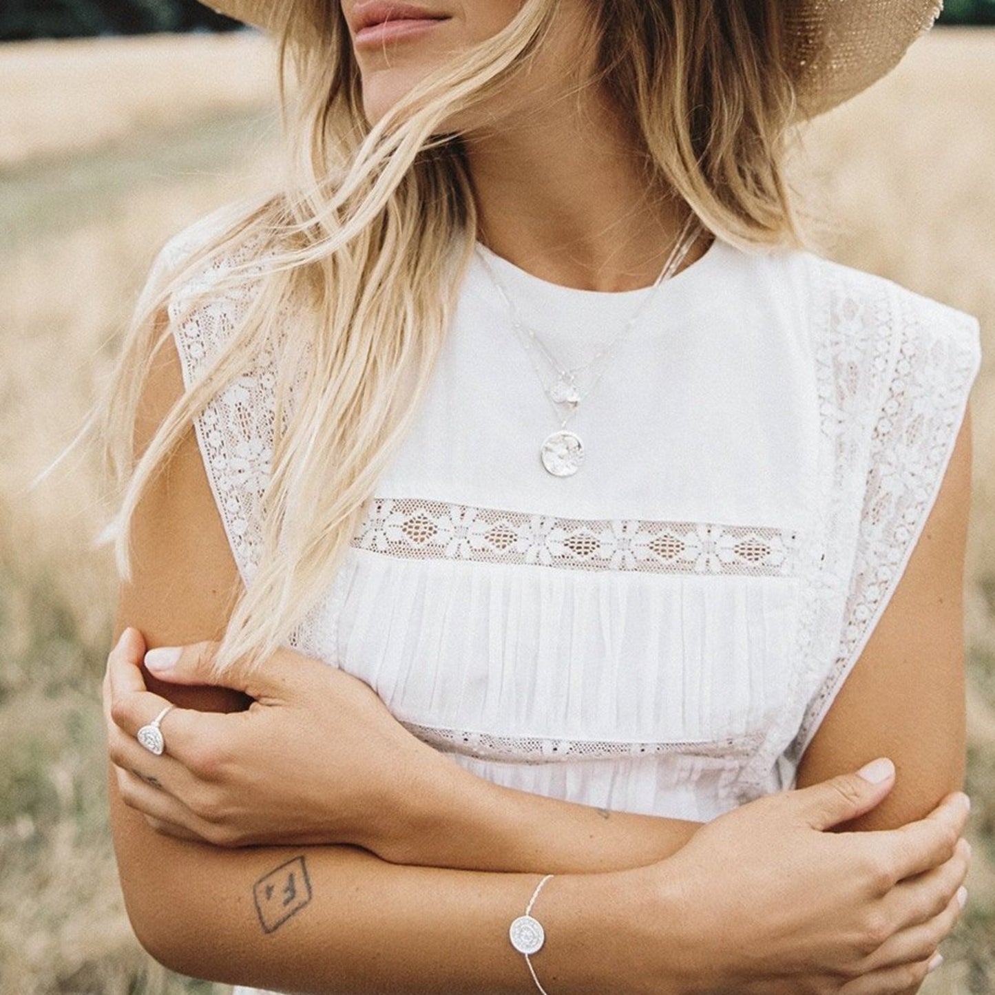 We've done the beachcombing for you, all you need to do is keep these tiny sea treasures close to your heart. Symbolising the story of beach collecting, this staple layering piece features a pearl centrepiece surrounded by shell detailing.