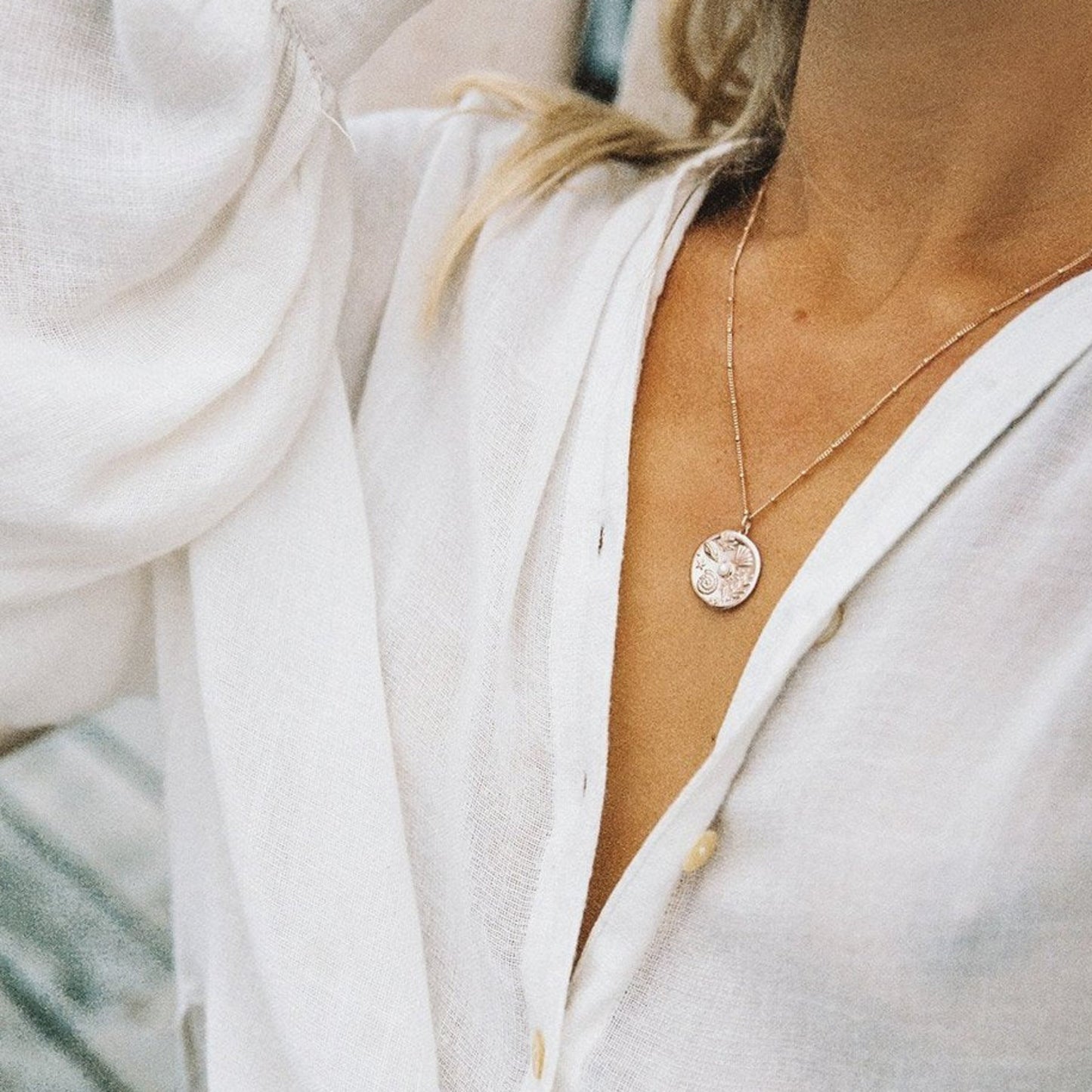 We've done the beachcombing for you, all you need to do is keep these tiny sea treasures close to your heart. Symbolising the story of beach collecting, this staple layering piece features a pearl centrepiece surrounded by shell detailing.