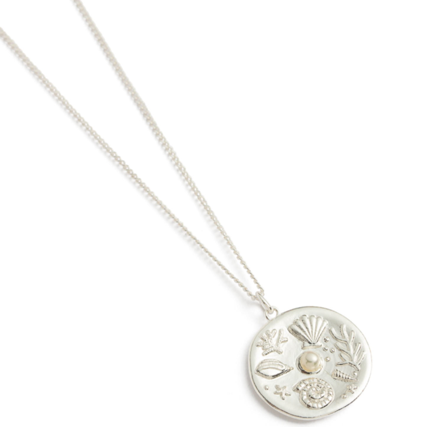 We've done the beachcombing for you, all you need to do is keep these tiny sea treasures close to your heart. Symbolising the story of beach collecting, this staple layering piece features a pearl centrepiece surrounded by shell detailing.
