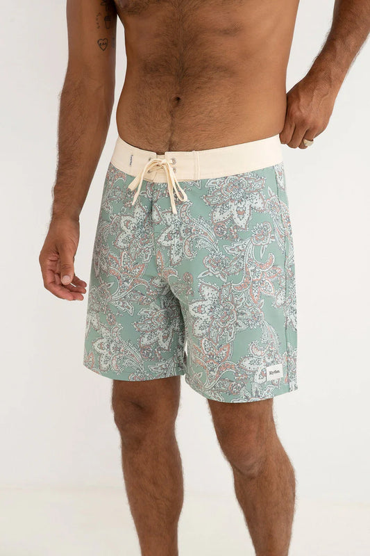 With a bold custom pattern, the Paisley Trunk in Green Tea offers a contoured waist, secure dual waistband tabs, and a chamois-lined waistband for comfort. Finished with durable double-needle construction and a flap-back pocket for easy storage.
