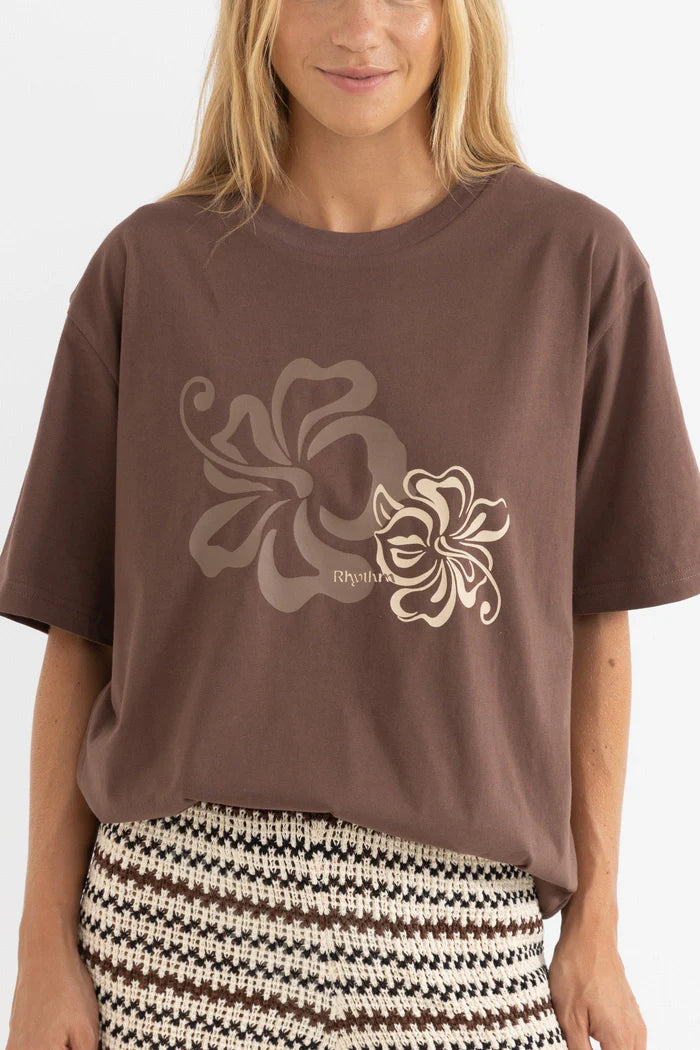 This oversized t-shirt in rich chocolate offers a classic boxy fit with dropped shoulders for a relaxed vibe. Featuring a front chest print, it provides a soft hand feel, making it perfect for everyday wear.