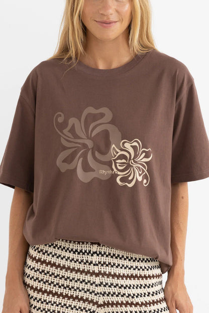 This oversized t-shirt in rich chocolate offers a classic boxy fit with dropped shoulders for a relaxed vibe. Featuring a front chest print, it provides a soft hand feel, making it perfect for everyday wear.