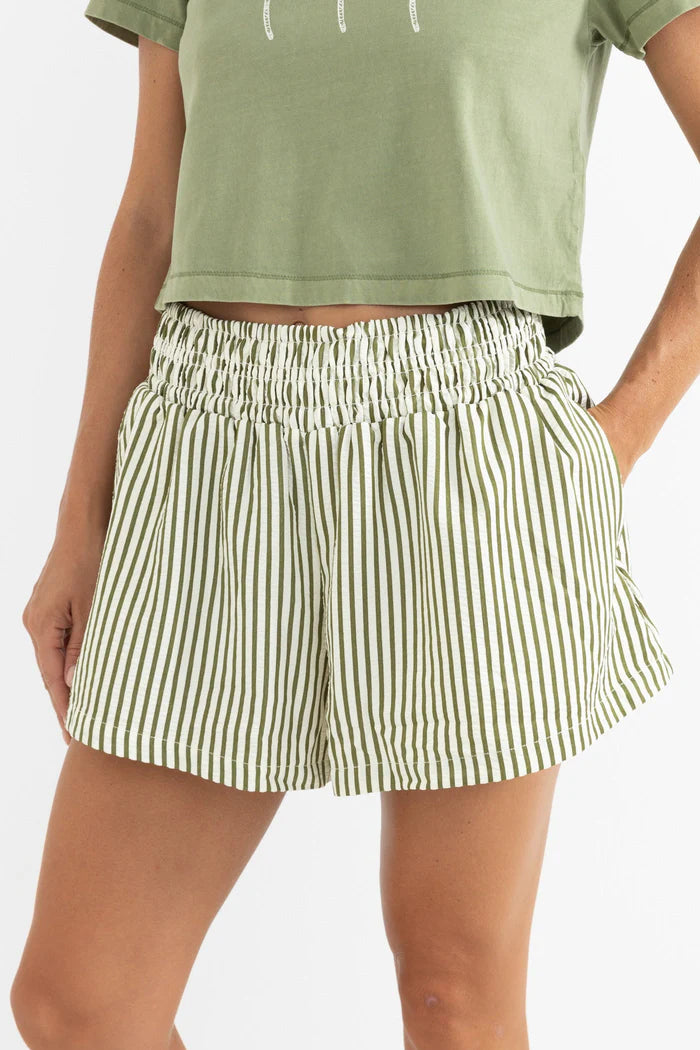 These mid-high rise relaxed fit shorts in aloe feature an elastic waist for ultimate comfort. With side pockets and an inseam length of 7cm, they are a perfect blend of style and ease for your summer outings.