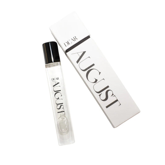 WARM SPICE . WOODY . FRESH

Notes of Ginger, Lemon, Bergamot, Magnolia, Jasmine, Rose, Vanilla, Amber and Sandalwood.

Love at first sniff! Crisp, fresh, ginger and lemon, melding into a soft floral on a creamy vanilla base. A safe blind buy as a gift for a fresh, sweet and spicy lover. Easy to wear all year round.