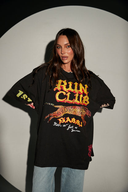 Meet your new everyday essential: The Run Club Tee in Black. A classic oversized silhouette meets effortless streetwear edge, designed to keep you moving in style from dawn to dusk.