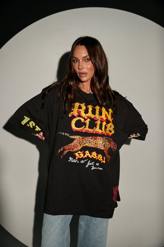 Meet your new everyday essential: The Run Club Tee in Black. A classic oversized silhouette meets effortless streetwear edge, designed to keep you moving in style from dawn to dusk.