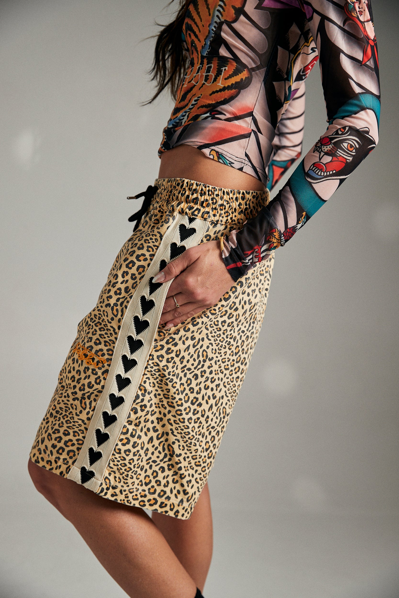 Turn up the volume on your wardrobe with the Raving Hearts Shorts in Drill Leopard. Designed for fearless expression, these statement shorts blend comfort with edge, featuring a bold leopard print that refuses to go unnoticed.