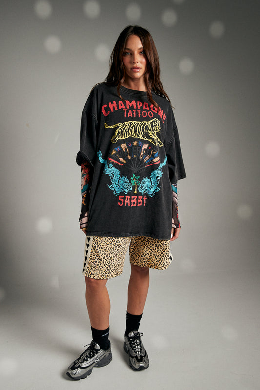 Classic, cool, and a little rebellious – the Champagne Tattoo Tee in Black brings streetwear edge with a vintage twist. Designed in an oversized fit, it’s crafted from premium cotton for that perfect balance of comfort and attitude.