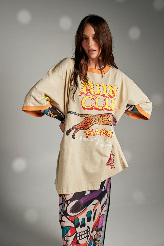 Step into comfort and style with The Run Club Tee in Beige – a modern essential that blends sporty vibes with everyday wearability. Designed in a relaxed oversized fit, this tee delivers effortless cool while keeping you comfortable on the move.