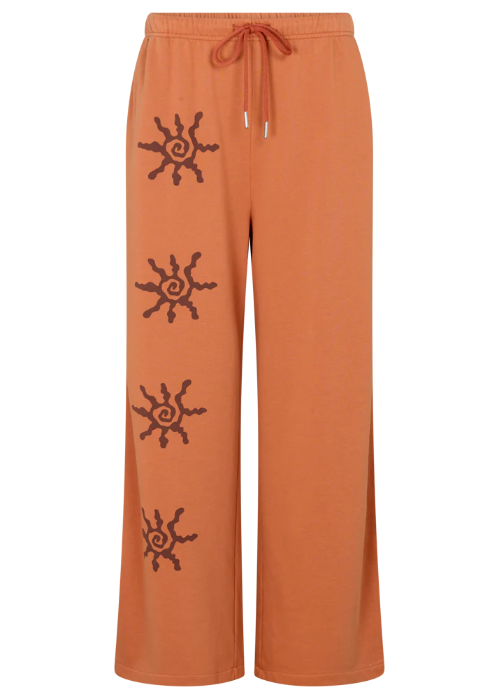 Loungewear that lifts your mood—the Abracadabra Hades Pant brings cozy comfort. Made for days when you want style to come with ease. Pair it with "ABRACADABRA OG JUMPER" for an elevated track-set for the go.