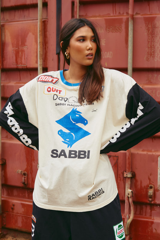 THE VERY OVERSIZED DON’T QUIT YOUR DAY DREAM TEE – CREAM/BLACK

Turn up the volume on your streetwear game with The Very Oversized Don’t Quit Your Day Dream Tee. Bursting with bold racing energy, this long-sleeve tee is a mash-up of retro motorsport graphics, high-contrast colour blocking, and unapologetic attitude.

The front sports a striking double horse emblem with logo detailing, while the back goes full throttle with a vibrant winged graphic and the inspiring motto, Don’t Quit Your Day Dream. Finished