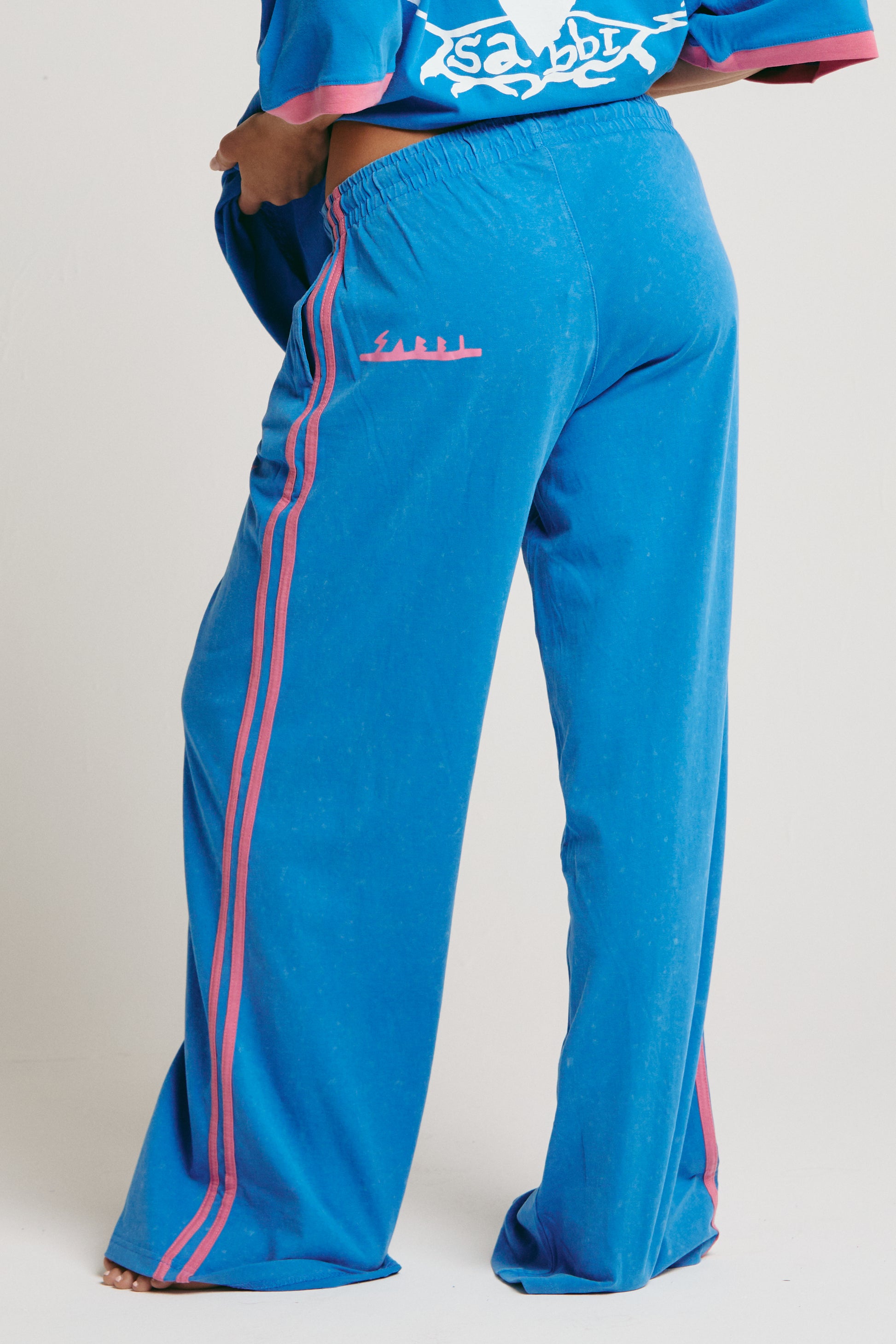 Turn up the colour and the confidence with The Chido Pants - Carnivale Blue — your new favourite statement joggers with that signature Sabbi flair. Made from soft, breathable cotton, these pants combine comfort with a hit of playful street energy.