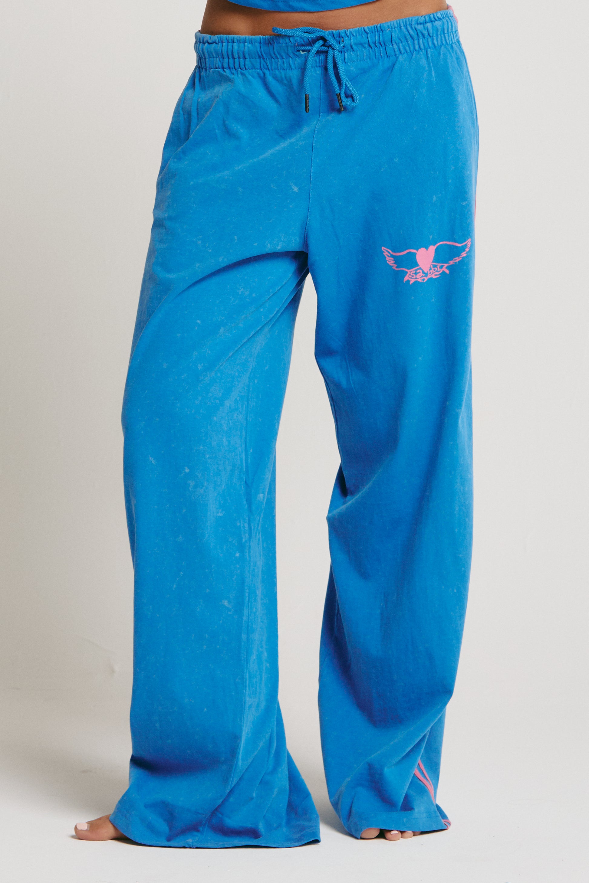 Turn up the colour and the confidence with The Chido Pants - Carnivale Blue — your new favourite statement joggers with that signature Sabbi flair. Made from soft, breathable cotton, these pants combine comfort with a hit of playful street energy.