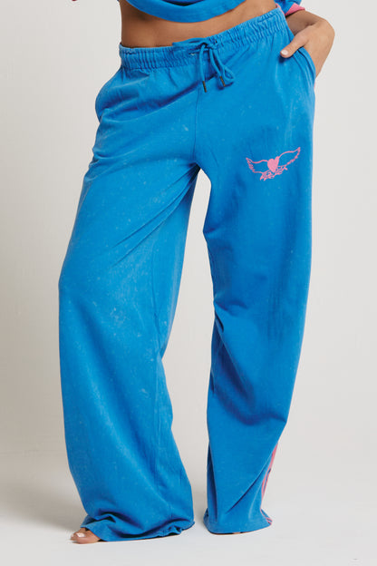 Turn up the colour and the confidence with The Chido Pants - Carnivale Blue — your new favourite statement joggers with that signature Sabbi flair. Made from soft, breathable cotton, these pants combine comfort with a hit of playful street energy.