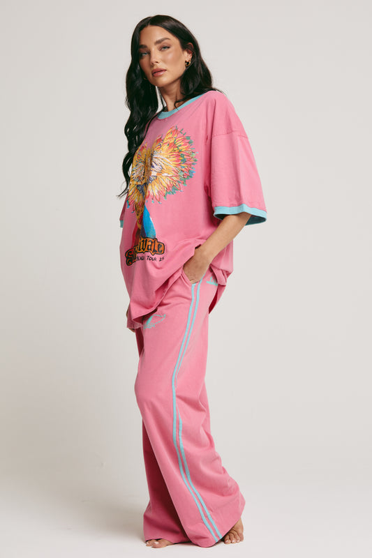 Turn up the colour and the confidence with The Chido Pants - Carnivale Blue — your new favourite statement joggers with that signature Sabbi flair. Made from soft, breathable cotton, these pants combine comfort with a hit of playful street energy.